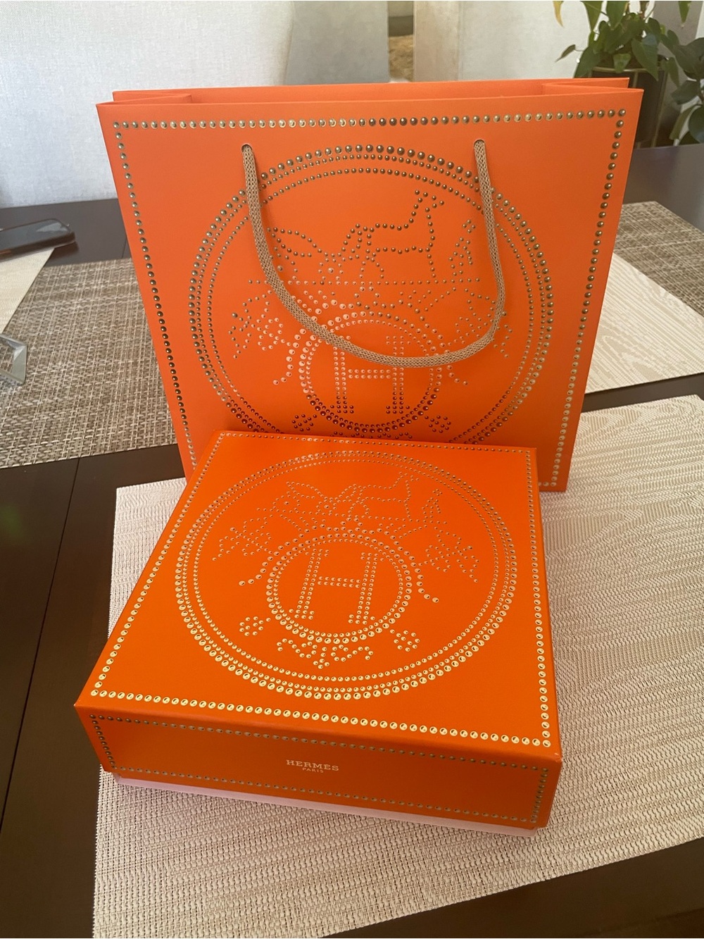 Harmes’ Shopping Bag & Gift Box